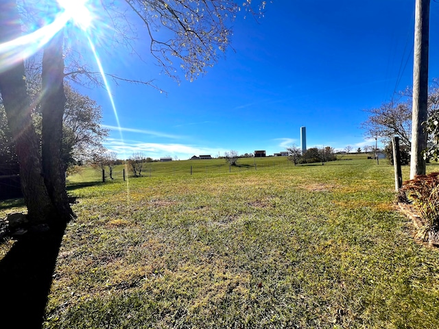 view of yard featuring a rural view