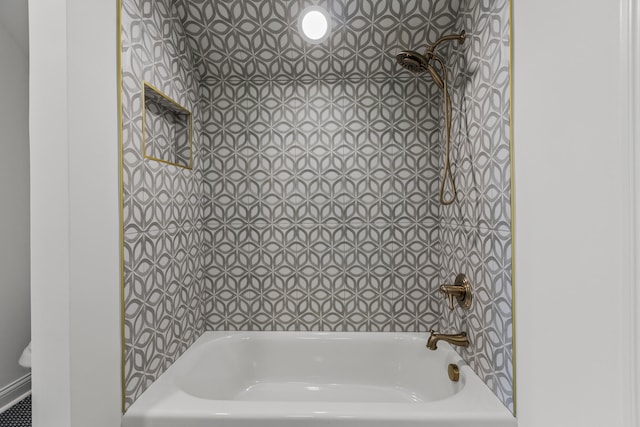 bathroom featuring tiled shower / bath combo