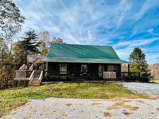 farmhouse featuring a porch