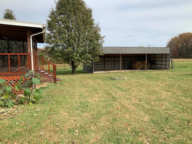 view of yard with an outbuilding