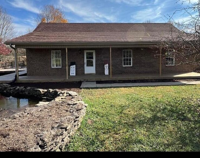 view of front of property with a front lawn