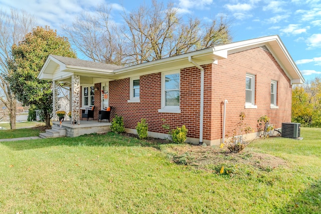 view of front of property featuring central air condition unit and a front lawn