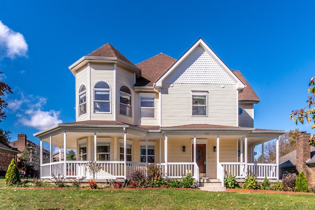 view of front facade featuring covered porch and a front lawn