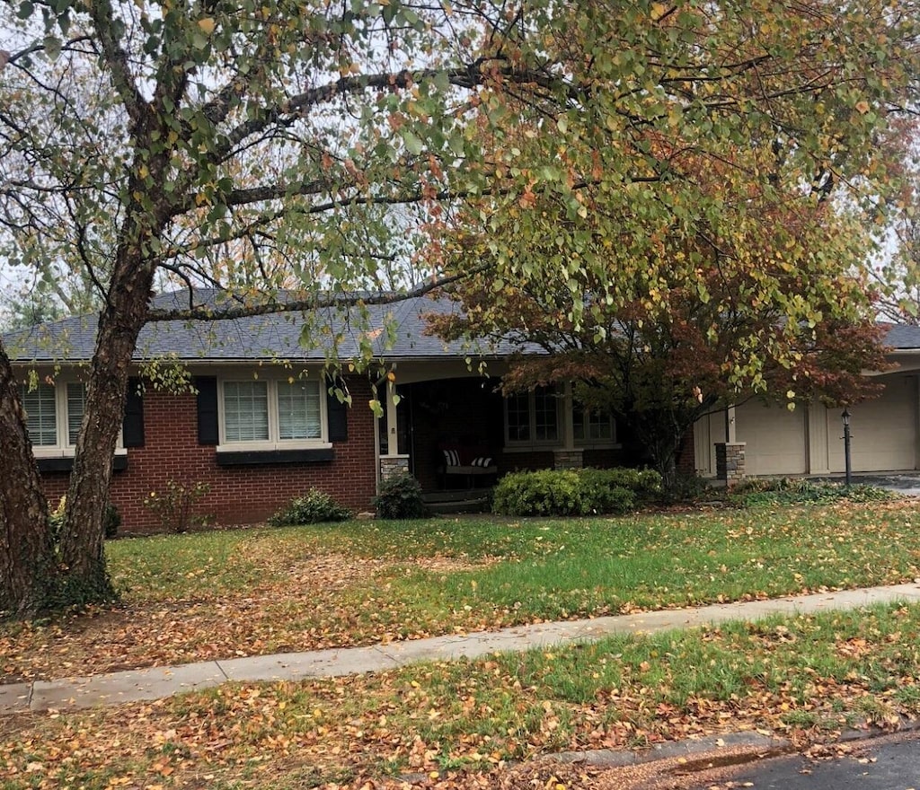 view of front facade with a front yard