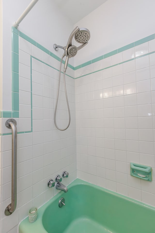 bathroom with tiled shower / bath combo