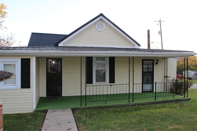 view of front of property featuring covered porch and a front yard