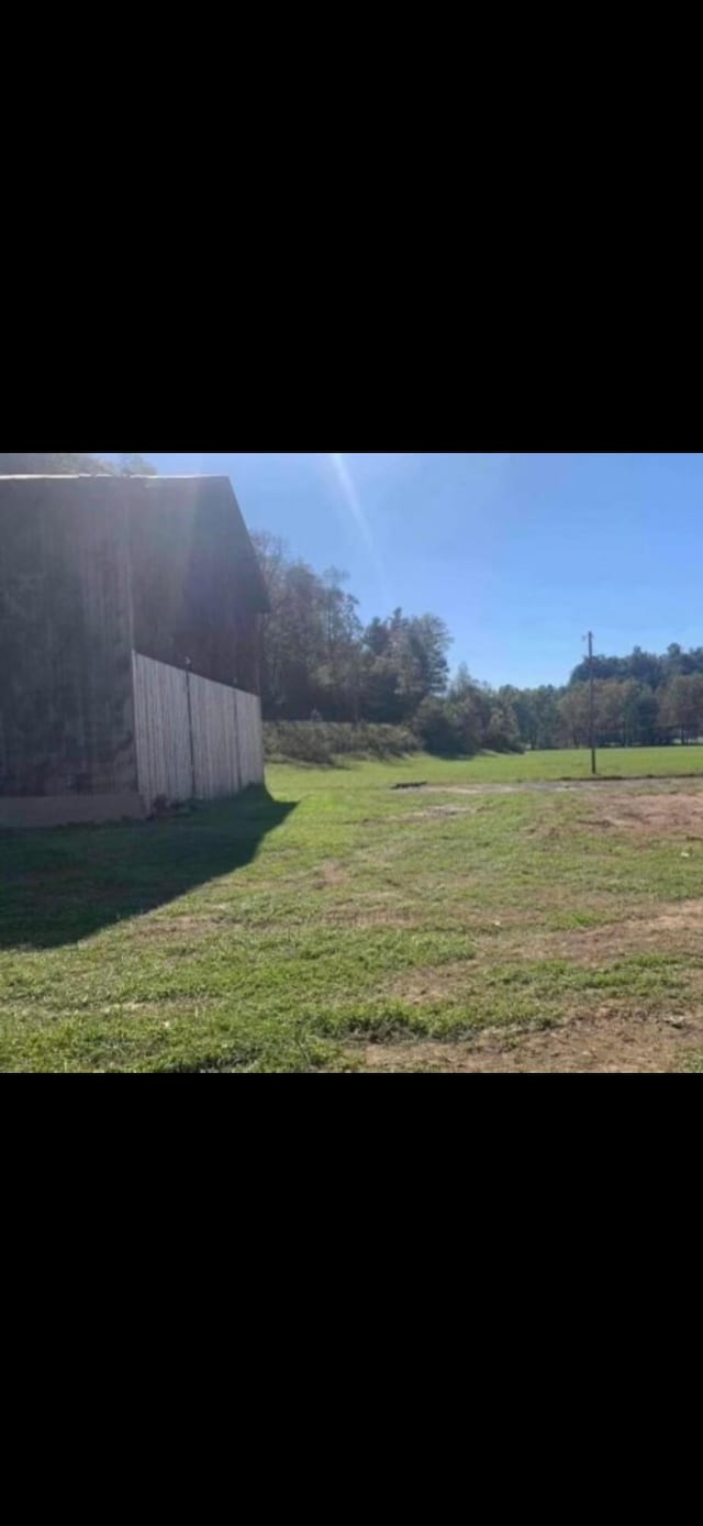 view of yard featuring a rural view