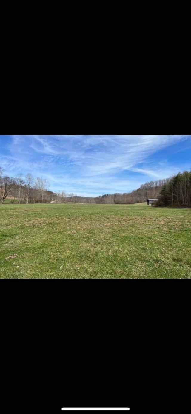 view of yard featuring a rural view