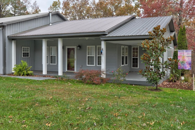 view of front facade featuring a porch and a front yard