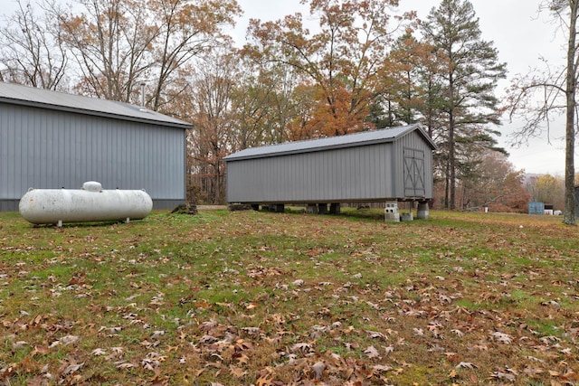 view of yard with an outbuilding