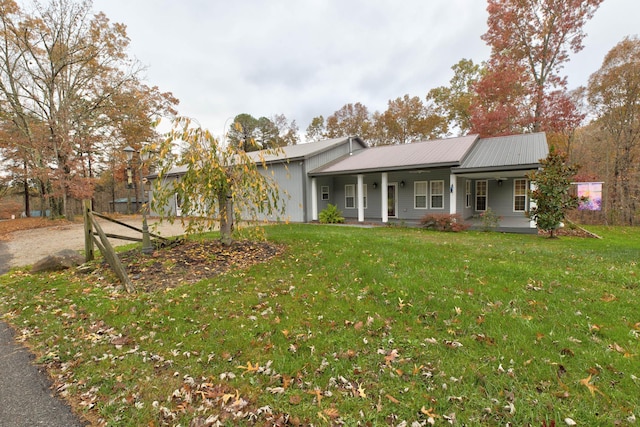 ranch-style home with a front lawn and a porch