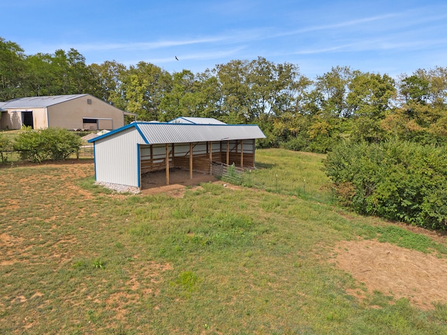 view of yard featuring an outdoor structure