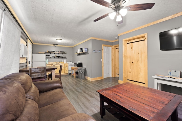 living room featuring a textured ceiling, ceiling fan, crown molding, and hardwood / wood-style floors