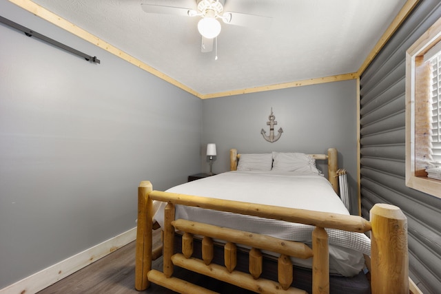 bedroom featuring ceiling fan, dark hardwood / wood-style floors, and crown molding