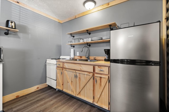 kitchen with a textured ceiling, white electric range, dark wood-type flooring, sink, and stainless steel refrigerator