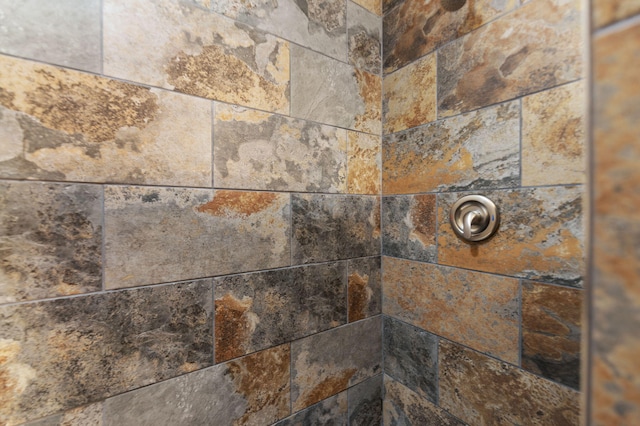 interior details with a tile shower