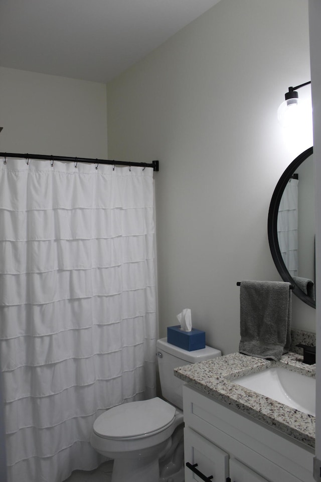 bathroom with toilet, a shower with curtain, and vanity