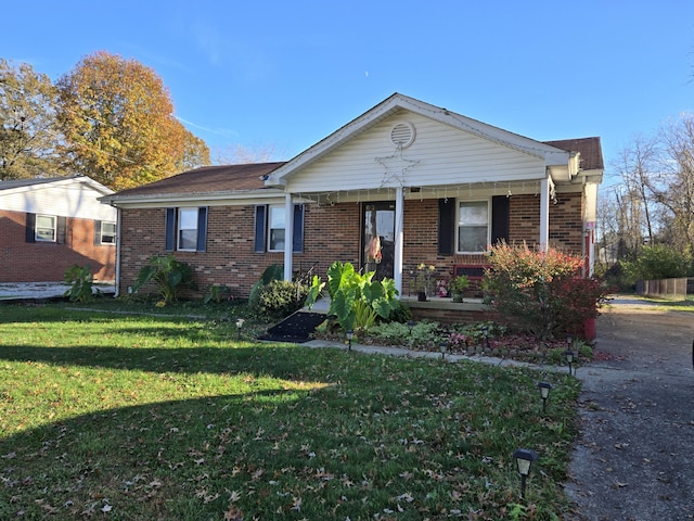 view of front facade featuring a porch and a front yard