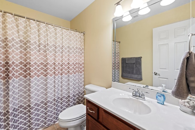 full bathroom featuring curtained shower, toilet, and vanity