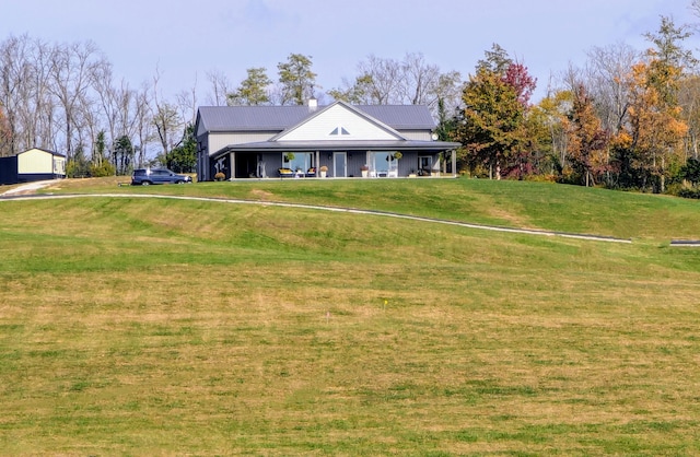 view of front facade with a front yard