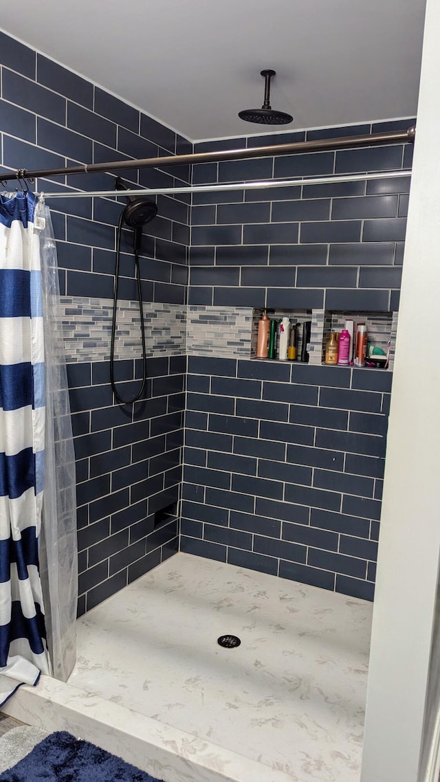 bathroom featuring a shower with shower curtain