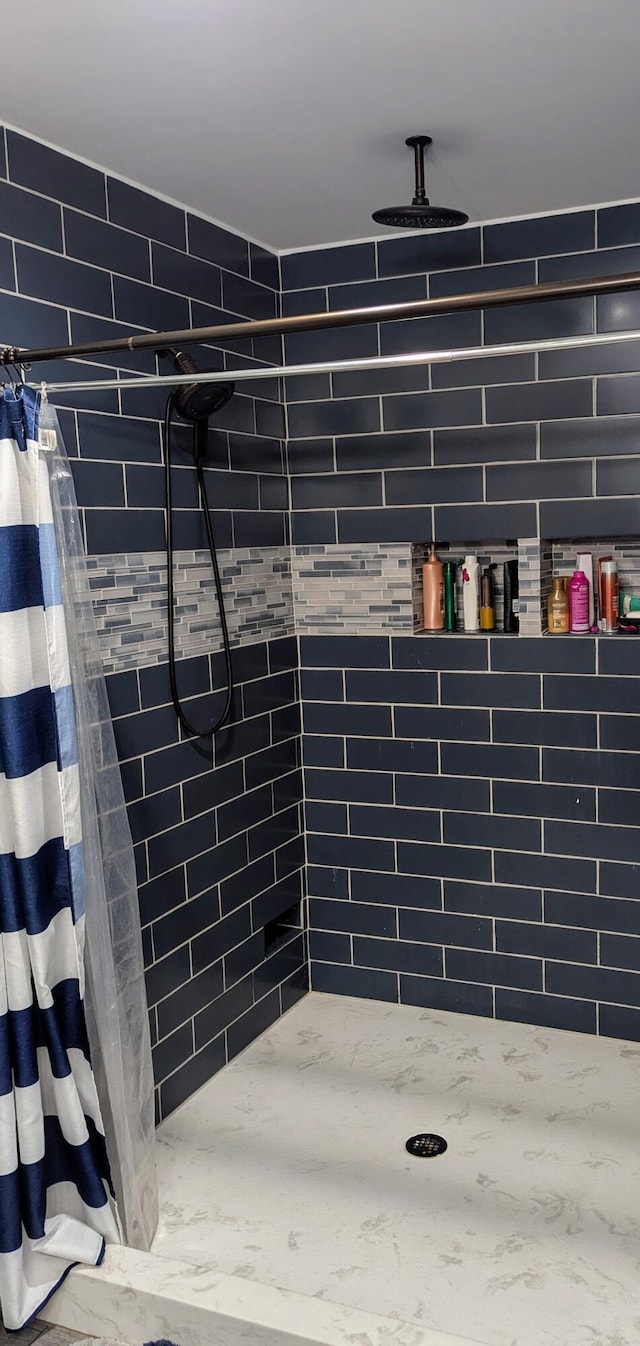 bathroom featuring a shower with shower curtain