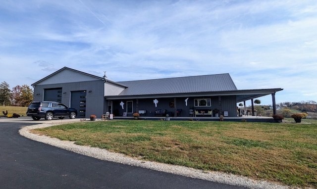 view of front facade featuring a garage, a porch, and a front yard