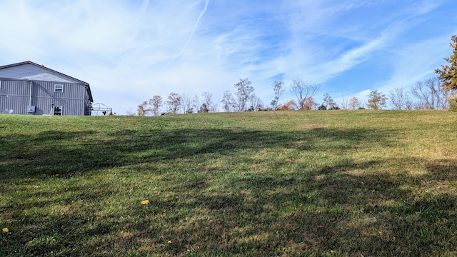 view of yard with a rural view