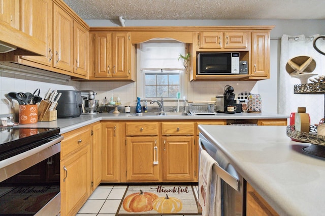 kitchen with stainless steel electric stove, a textured ceiling, sink, and tasteful backsplash