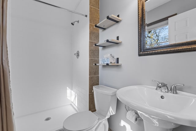 bathroom featuring sink, a shower with curtain, and toilet