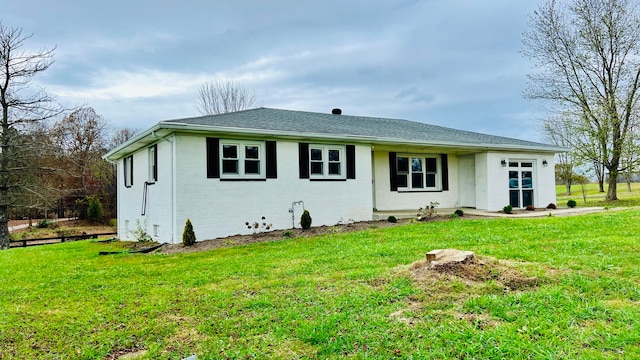 view of front of property featuring a front lawn