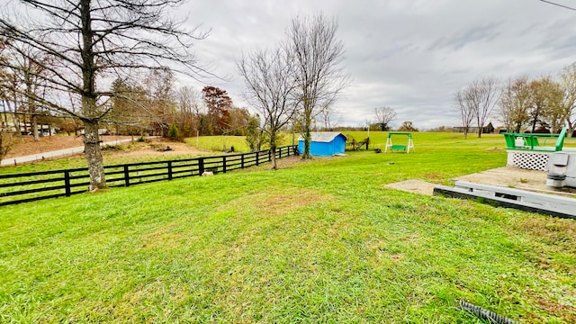 view of yard with an outdoor structure