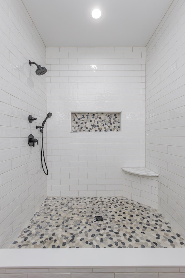 bathroom featuring a tile shower