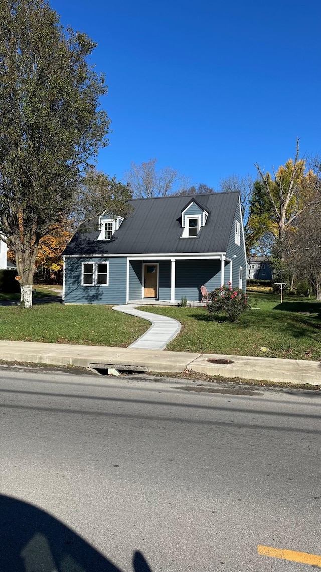 view of front of property featuring a front lawn