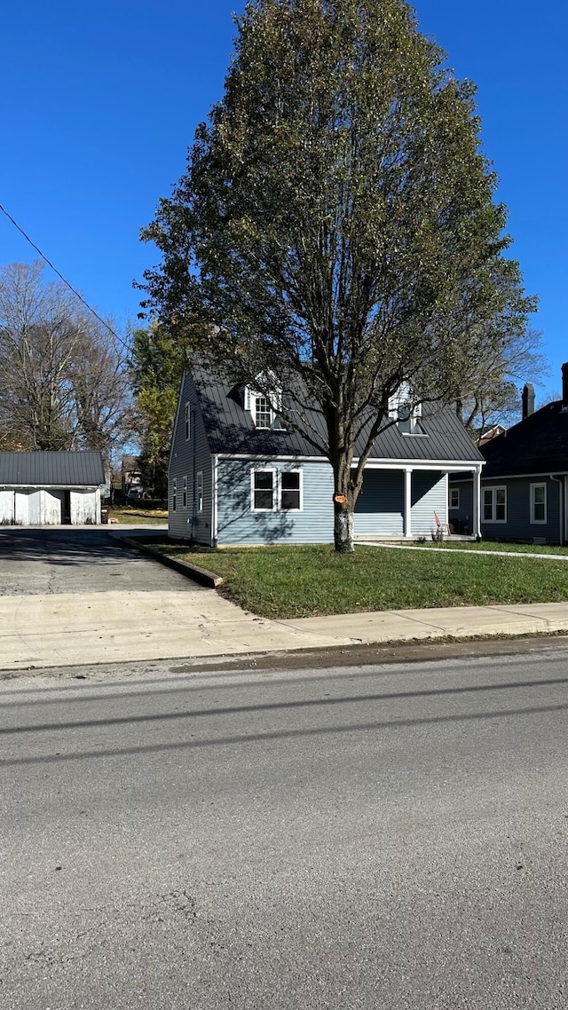 view of front of home featuring a front yard