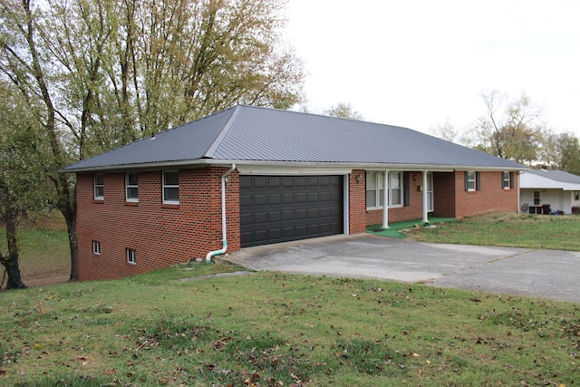 ranch-style house featuring a front lawn and a garage