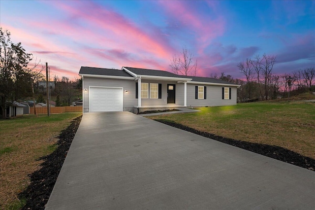 view of front of property featuring a front yard