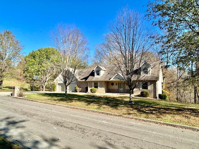 view of front of home featuring a front yard