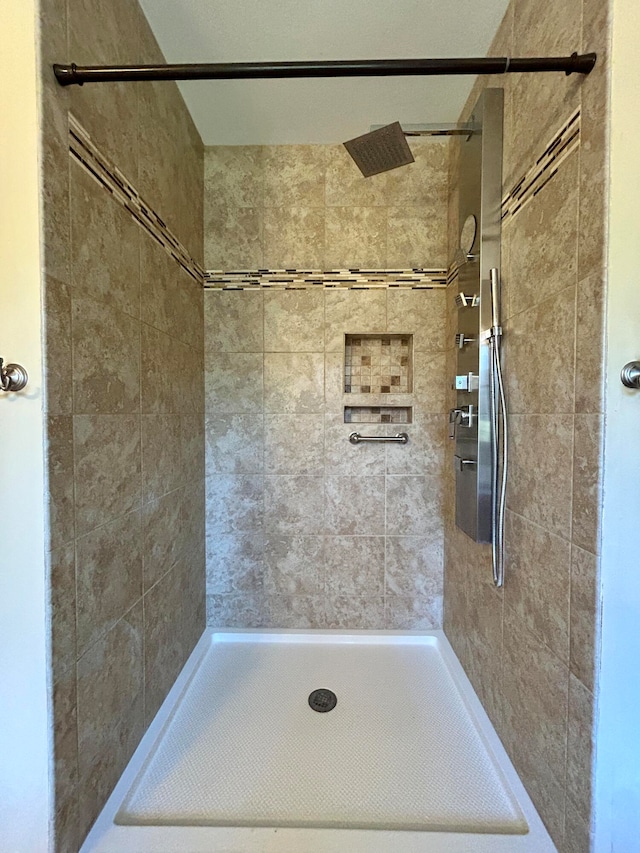 bathroom featuring tiled shower