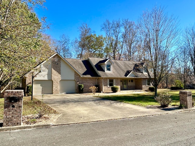 view of front facade featuring a garage and a front lawn