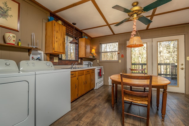 washroom with dark wood-type flooring, separate washer and dryer, sink, and ceiling fan