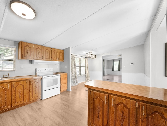 kitchen featuring an inviting chandelier, sink, light wood-type flooring, and white range with electric cooktop