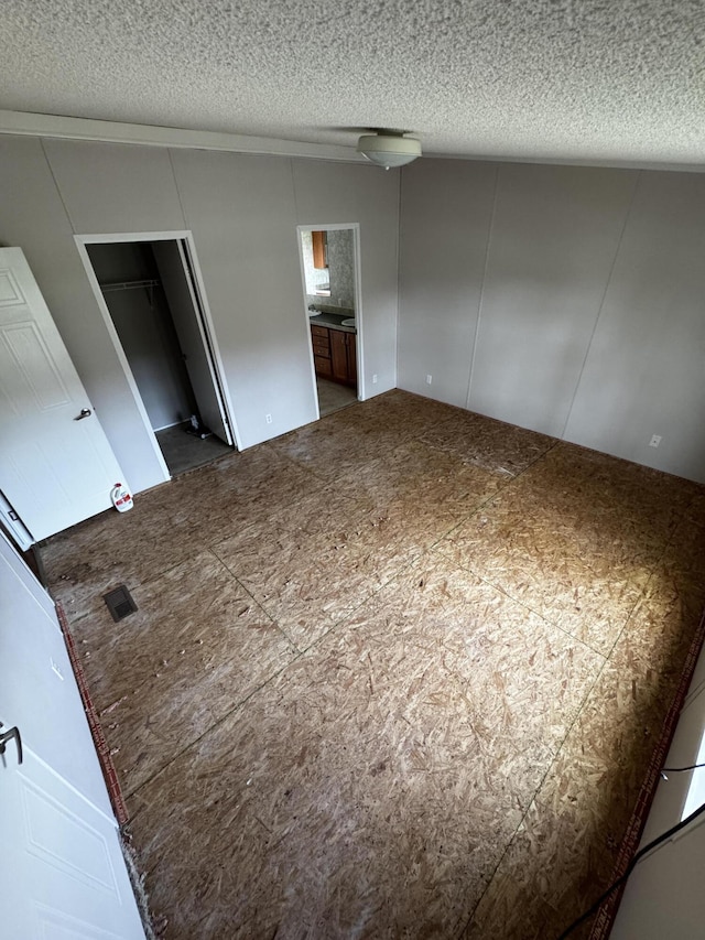 empty room featuring a textured ceiling