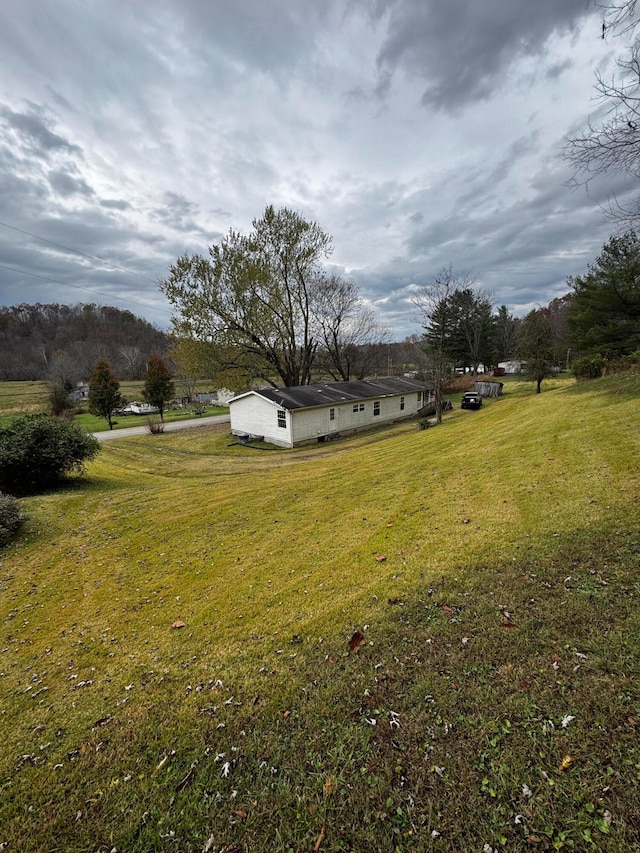 view of yard featuring a rural view