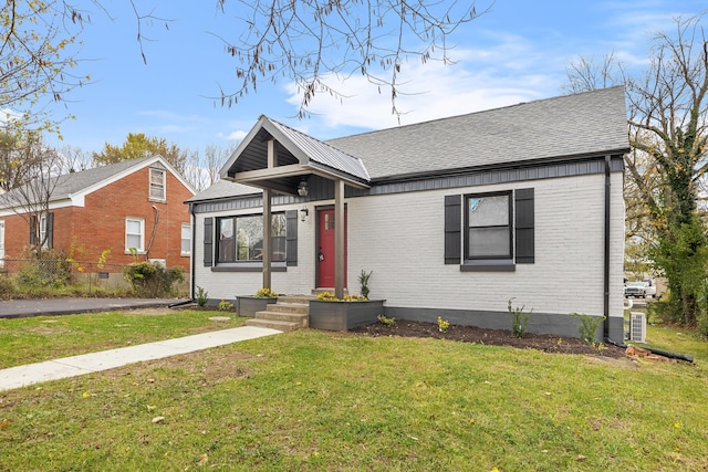 bungalow featuring a front lawn