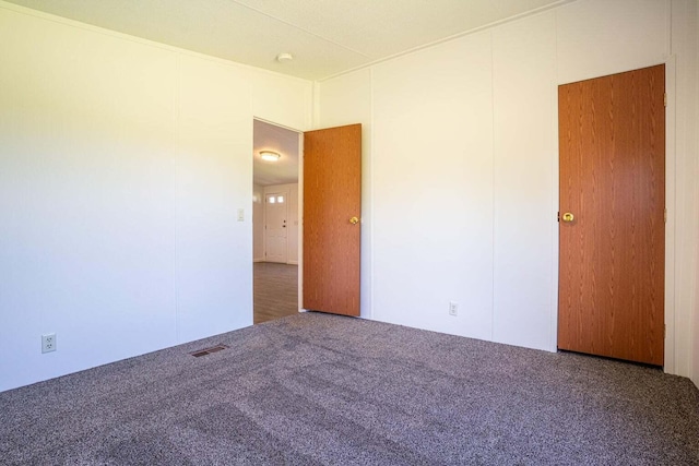 unfurnished room featuring carpet