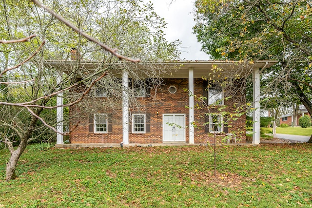 view of front facade featuring a front lawn