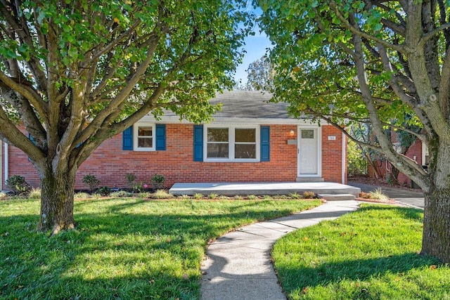 single story home featuring a front lawn