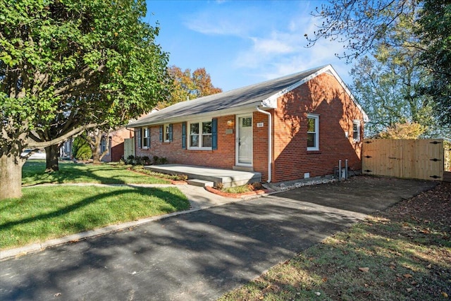 ranch-style home featuring a front yard