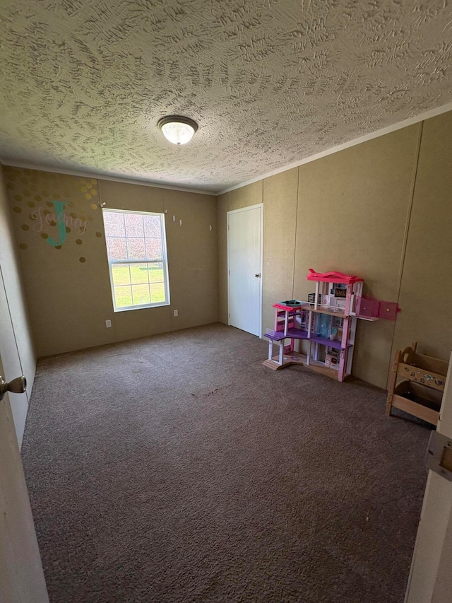 rec room featuring a textured ceiling and carpet